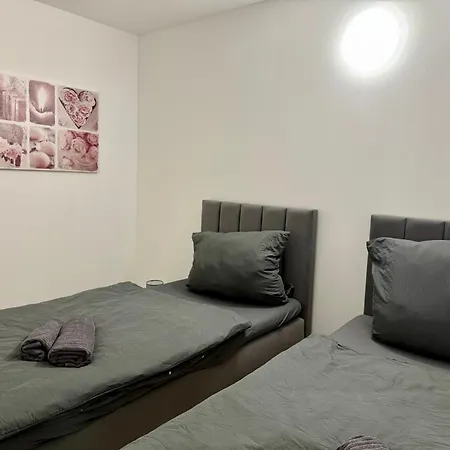 Apartment Mira 11 *